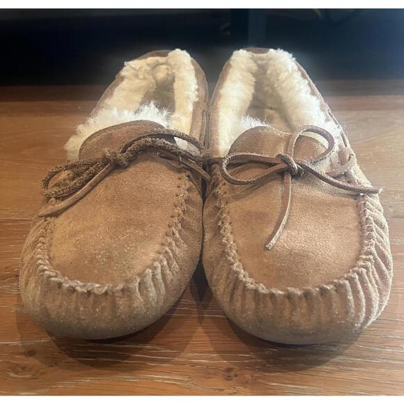 UGG Shoes - UGG Women's Suede Moccasin Slippers with Shearling Lining size 8.5